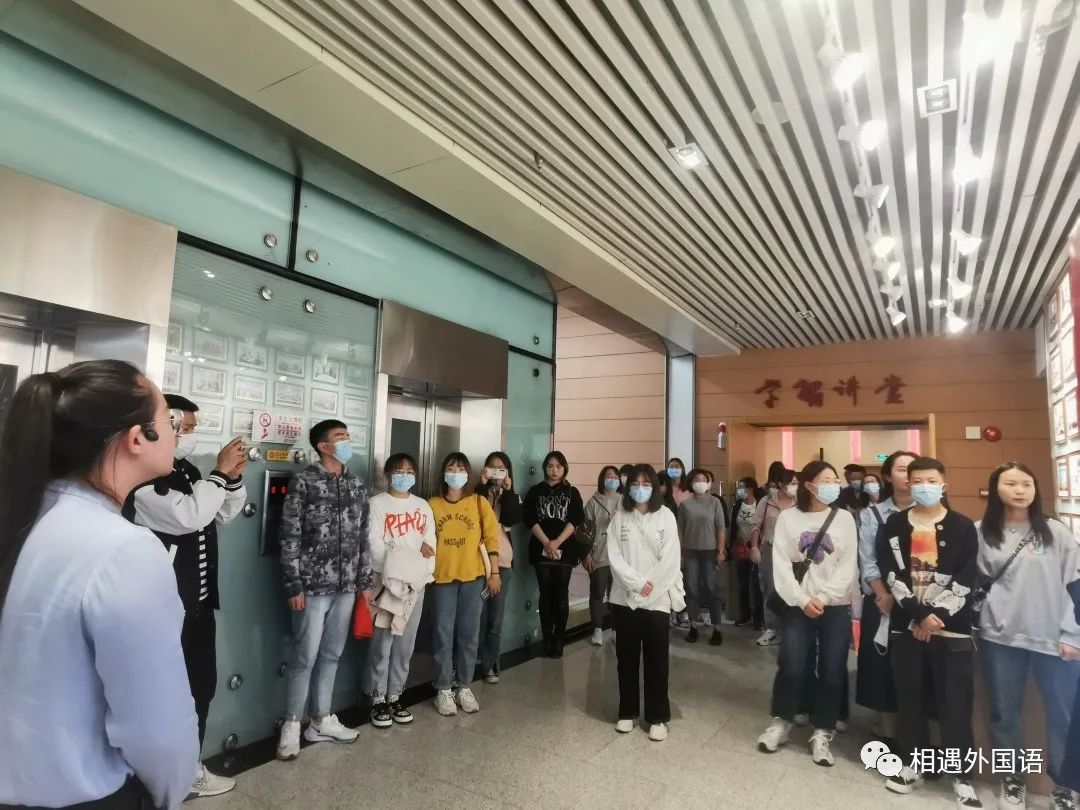 许多人站在室内描述已自动生成