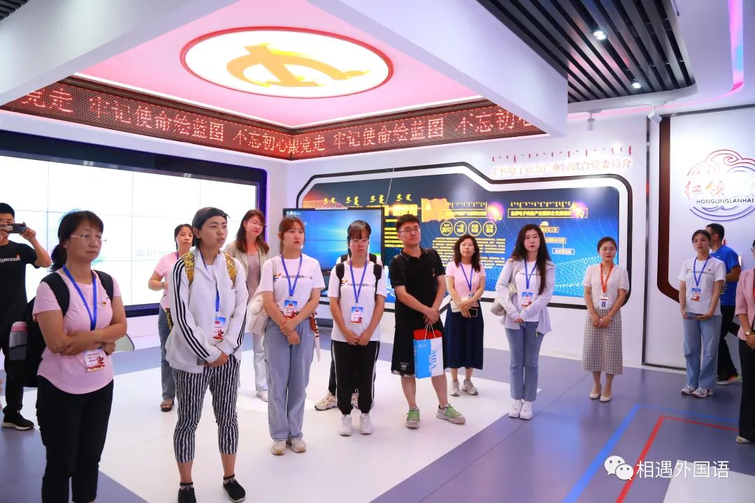 一群人站在一起描述已自动生成