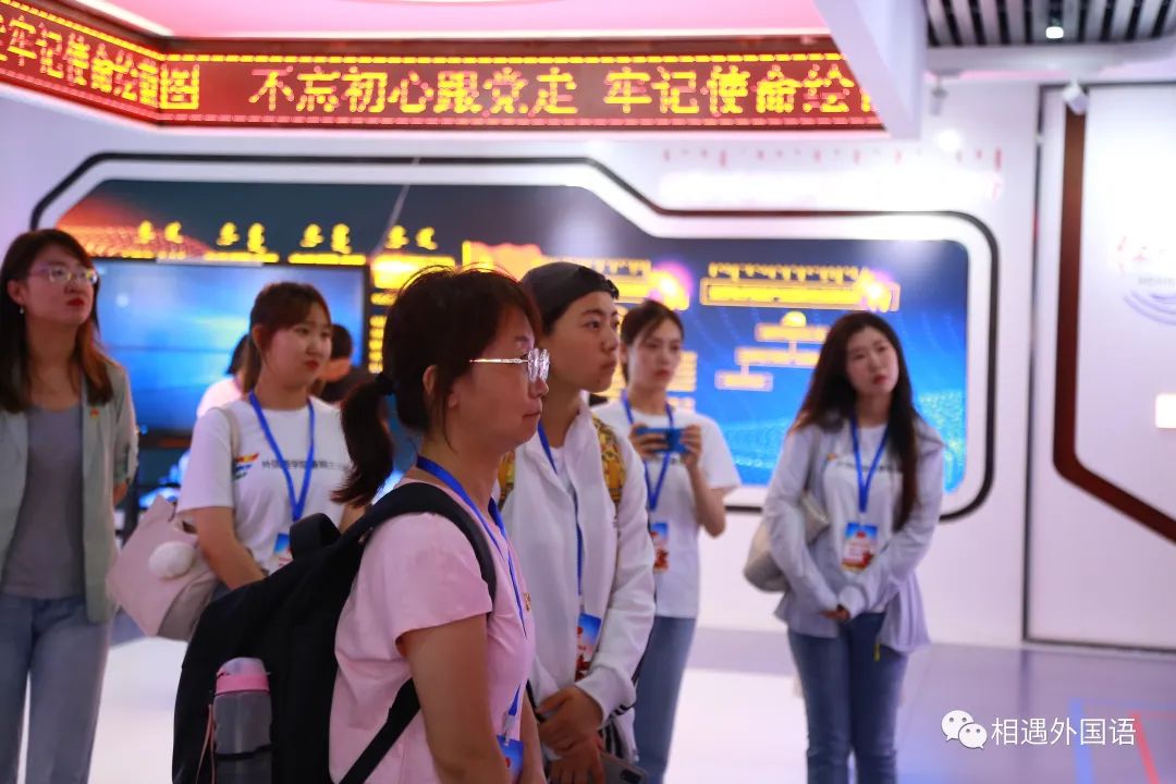 一群人站在一起描述已自动生成