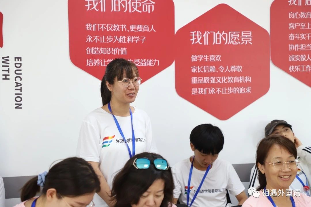 一群人正在聊天中度可信度描述已自动生成