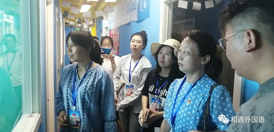 人们站在一起低可信度描述已自动生成